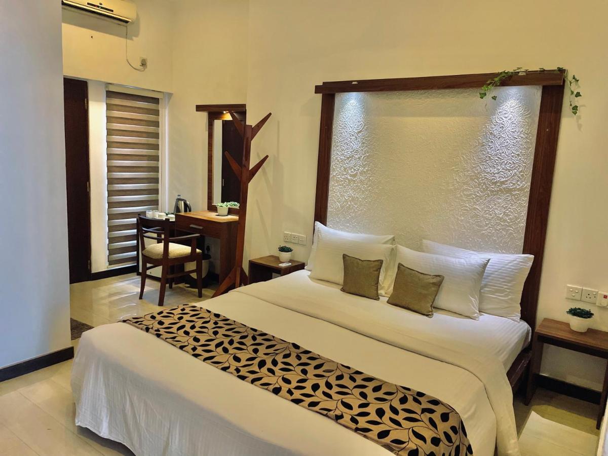 8พลัส โมเทล Hotel เนกอมโบ ภายนอก รูปภาพ